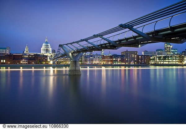 Fußgängerbrücke über den städtischen Fluss bei Nacht