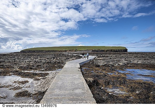 Fußgängerweg bei Ebbe zur Gezeiteninsel Brough of Birsay  Mainland  Orkney-Inseln  Schottland  Großbritannien