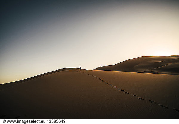 Fußspuren in sandiger  abgelegener Wüste  Sahara  Marokko