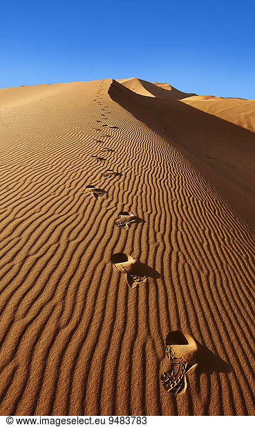 Fußspuren  Sanddünen der Erg Chebbi  Sahara  Marokko  Afrika