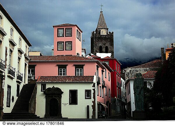 Funchal  bunte Haeuser und Kathedrale Se  Madeira