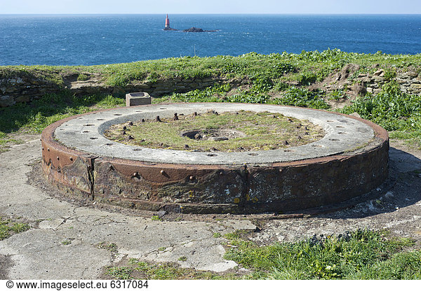 Fundament einer Geschützlafette  ehemaliges Fort  hinten der Atlantik  Kap Pointe de St. Mathieu  DÈpartement FinistËre  Bretagne  Frankreich  Europa