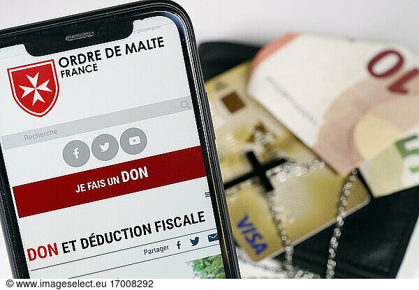 Fundraising on a smartphone for Ordre de Malte. France.