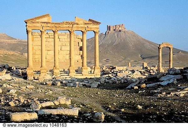 Funerary Tempel und arabische Burg  Ruinen von den alten griechisch-römischen Stadt Palmira. Syrien