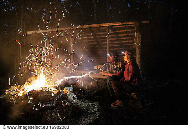 Funken steigen von einem Lagerfeuer auf  während zwei Wanderer zusehen  Appalachian Trail.