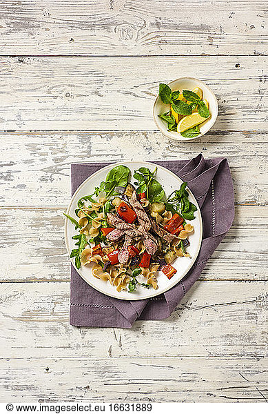 Fusilli mit Gemüse und gegrilltem Lammfleisch