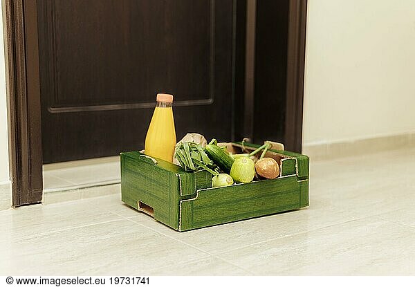 Futterkiste mit Saftflasche