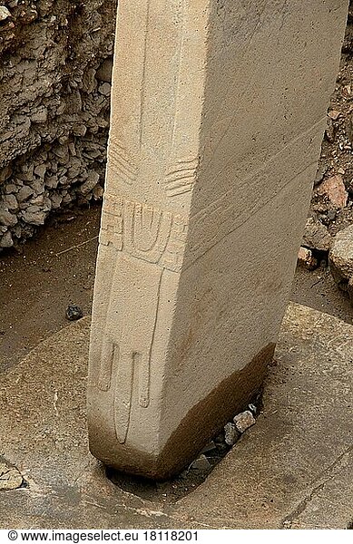 Göbekli Tepe  Mesopotamien  Fundstätte  steinzeitliches Bergheiligtum aus dem 10. bis 9. Jahrtausend v. Chr.  Pfeiler mit Relief  Ausgrabungsstaette  Archäologie  prähistorisch  Sanliurfa  Südostanatolien  Türkei  Asien