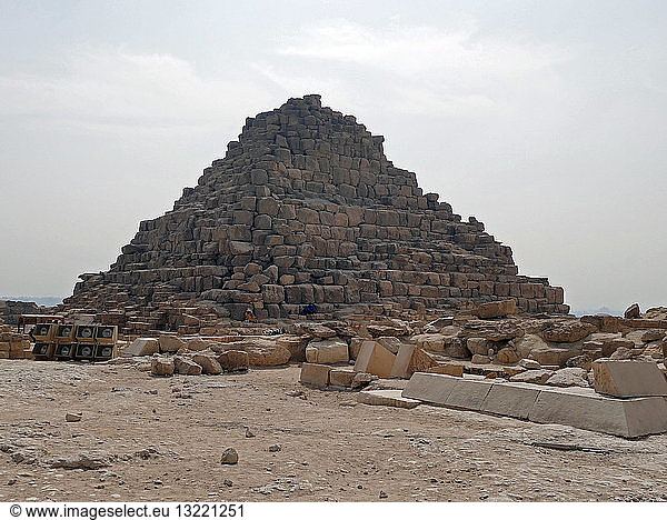 G1c is thought to be the Pyramid tomb of queen Henutsen.