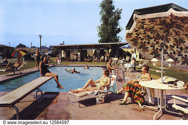 Gäste entspannen sich am Swimmingpool  20th Century Motor Lodge  Glendora  Kalifornien  USA  1958. Künstler: Unbekannt