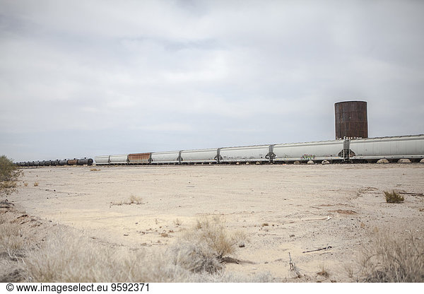 Güterzug in der Wüstenlandschaft  Kalifornien  USA