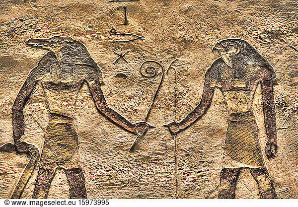 Götter Sobek links und Horus rechts  Grab des Ramses III  KV11  Tal der Könige  UNESCO-Weltkulturerbe  Luxor  Theben  Ägypten  Nordafrika  Afrika