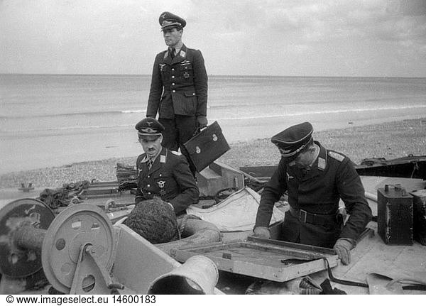 Galland  Adolf  19.3.1912 - 9.2.1996  General der Jagdflieger  besichtigt den Strand von Dieppe nach miÃŸlungenem alliierten Landungsversuch  19.8.1942  Halbfigur