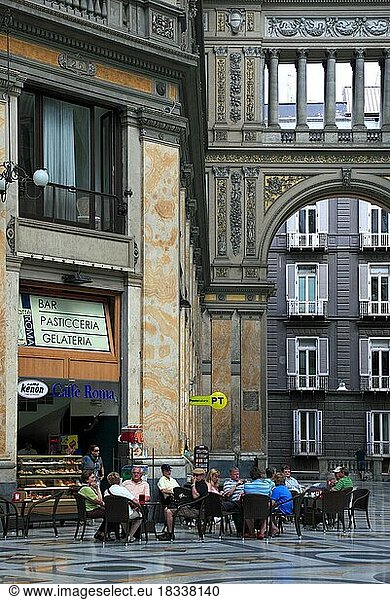 Galleria Umberto I  Einkaufspassage in der Altstadt von Neapel  Kampanien  Italien  Europa