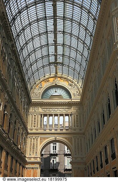 Galleria Umberto I. Einkaufspassage mit einer großen Glaskuppel überdacht  in den Jahren 1887 bis 1890 nach Plänen von Emmanuele Rocco und Ernesto di Mauro erbaut  in der Altstadt Neapel  Kampanien  Italien  Europa