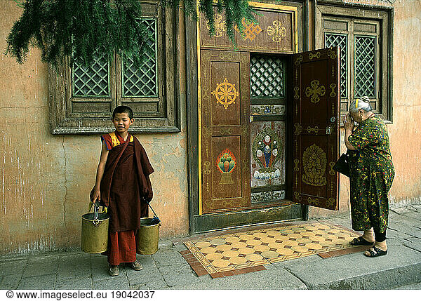 Gandan Chiid monastery  monk and praying women