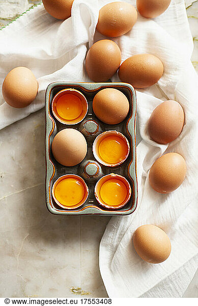 Ganze und aufgeschlagene Eier im Eierbehälter