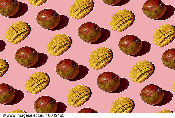 Ganze und gehackte Mango Muster auf rosa Hintergrund