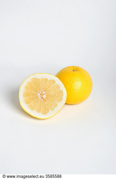 Ganze und halbe Zitronen