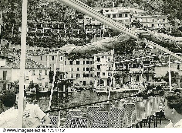 Gardasee im Jahr 1960: Limone sul Garda  gesehen vom Oberdeck eines Touristenddampfers  Lombardei  Italien  Europa