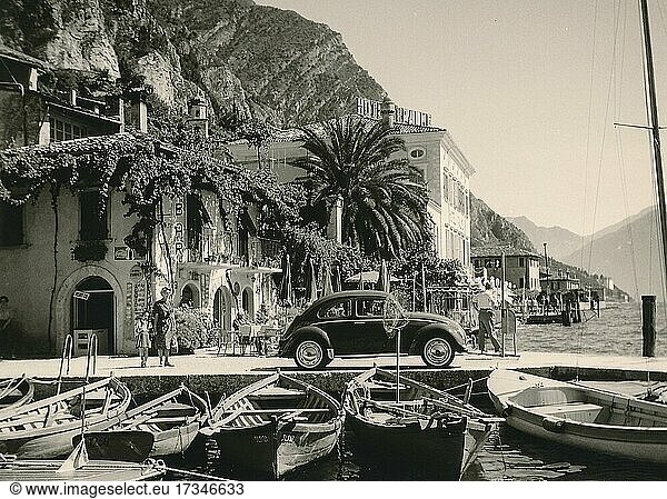 Gardasee im Jahr 1960: VW Käfer und Fischerboote im Hafen von Limone sul Garda  Lombardei  Italien  Europa
