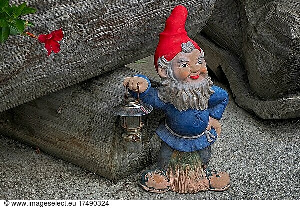Garden gnome holding lamp