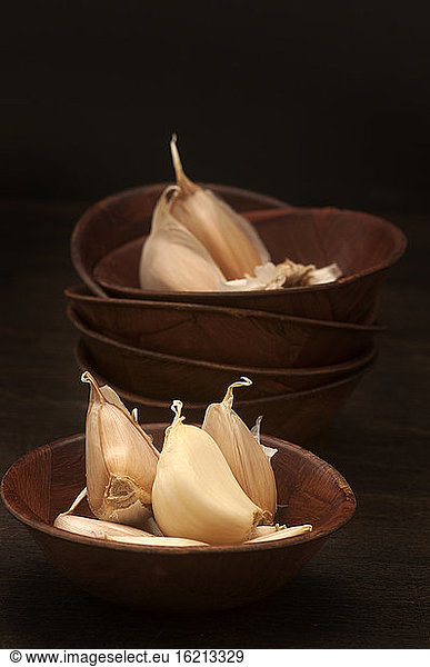Garlic cloves in bowl  close up