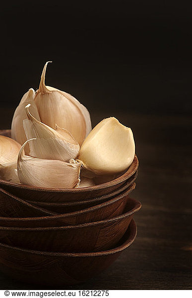 Garlic cloves in stack bowls  close up