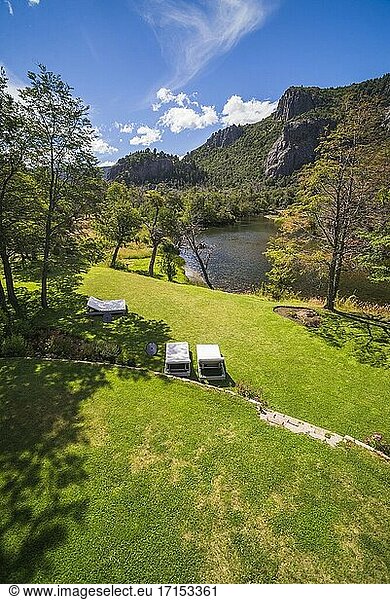 Garten des Rio Hermoso Hotel de Montana  San Martin de los Andes  Provinz Neuquen  Argentinisches Patagonien  Argentinien