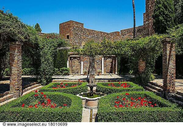 Gartenanlage mit Brunnen  Alcazaba  Malaga  Malaga  Andalusien  Spanien  Europa