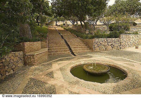 Gartenwasserkanal und Springbrunnen  arabische Alcazaba von Almeria  Andalusien  Spanien