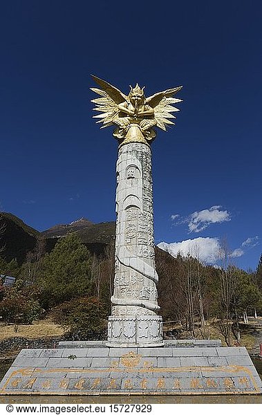 Garuda-Denkmal  Gedächtnis der Welt  Registrierung alter Naxi-Dongba-Literaturmanuskripte  Dongba-Kulturzentrum  Jade-Wasser-Dorf  Lijiang  Provinz Yunnan  China  Asien