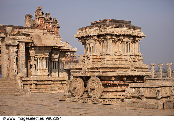 Garuda-Schrein als steinerner Tempelwagen oder Ratha vor Vitthala-Tempel  Hampi  Karnataka  Indien  Asien