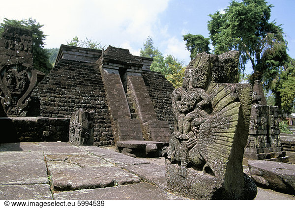 Garuda vor dem 15. Jahrhundert Tempel von Candi Sukuh  an hängen des Gunung-Lawu  östlich von Solo  dachte mit Fertiflity Kult  Insel Java  Indonesien  Südostasien  Asien