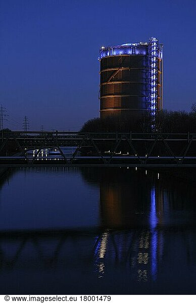 Gasometer am Rhein-Herne-Kanal in Oberhausen  abends  Februar  Oberhausen  Nordrhein-Westfalen  Deutschland  Europa