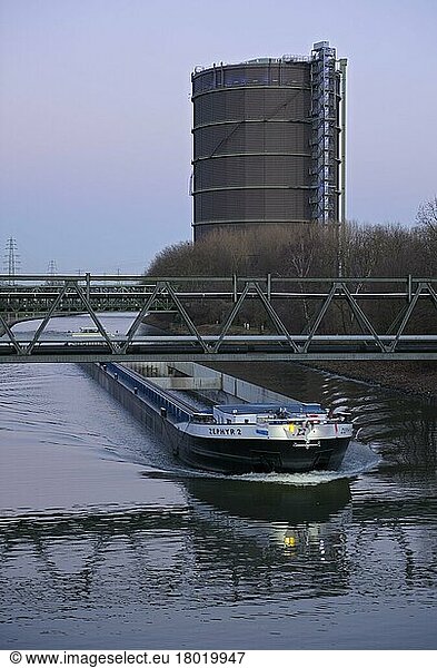 Gasometer am Rhein-Herne-Kanal in Oberhausen  abends  Februar  Oberhausen  Nordrhein-Westfalen  Deutschland  Europa