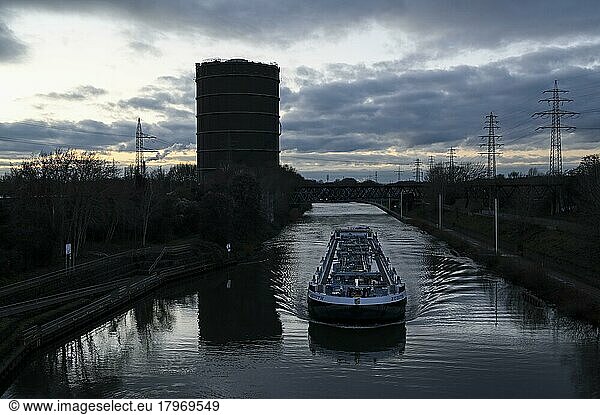 Gasometer  Rhein-Herne-Kanal  Schiff auf dem Kanal  Oberhausen  Ruhrgebiet  Nordrhein-Westfalen  Deutschland  Europa