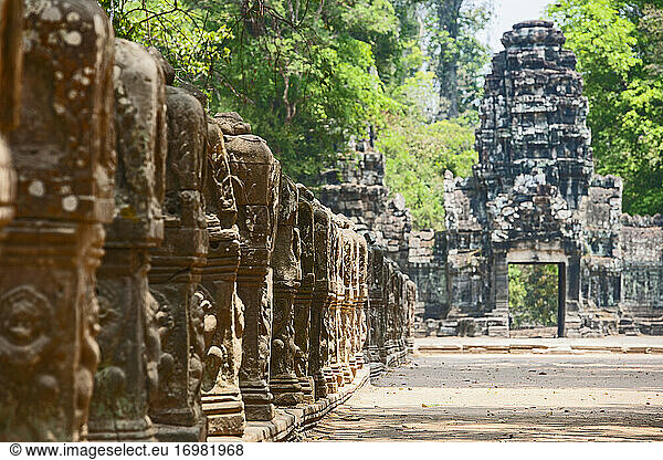 Gasse bei den antiken Ruinen von Angkor Wat