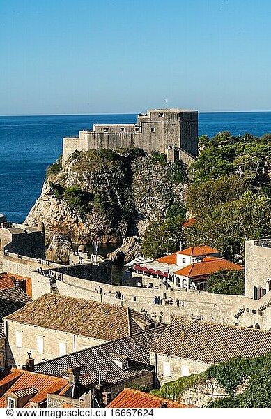 Gasse durch die Altstadt von Dubrovnik und die Burg Lovrenac  Kroatien  Europa
