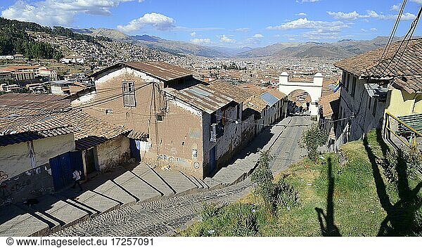 Gasse in der Altstadt mit Blick über die Stadt  Cusco  Peru  Südamerika