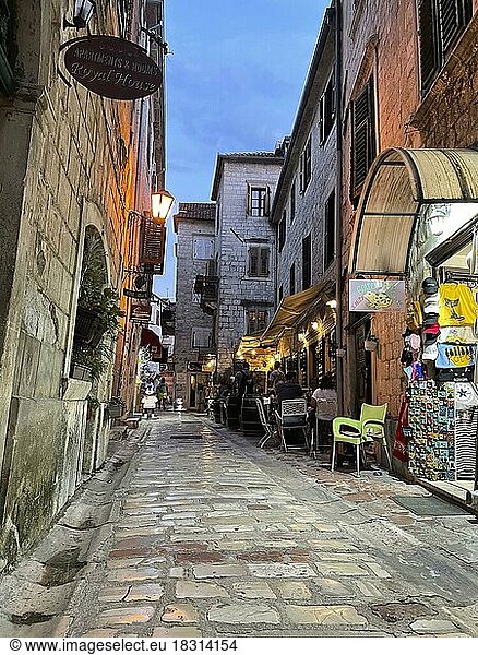 Gasse in der Altstadt von Kotor  historisch  Bucht von Kotor  Adria  Mittelmeer  Weltnaturerbe und Weltkulturerbe  Kotor  Montenegro  Europa