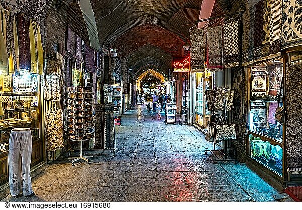 Gasse mit Geschäften auf dem Basar von Isfahan neben dem Naqsh-e Jahan-Platz (Imam-Platz  auch Schah-Platz genannt) im Zentrum von Isfahan im Iran.