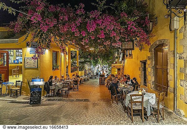 Gasse mit Restaurant in der Altstadt am Abend  Chania  Kreta  Griechenland  Europa | Old Town Alley and restaurant at night  Chania  Crete  Greece  Europe.