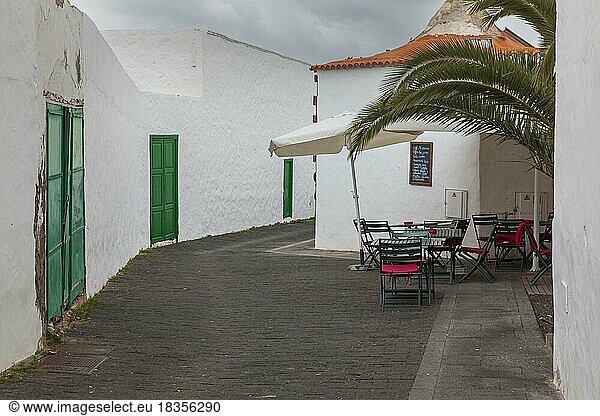 Gasse mit typischen kanarischen Häusern  kleine Bar  Teguise  ehemalige Hauptstadt der Insel Lanzarote  kanarische Inseln  Kanaren  Spanien  Lanzarote  Kanaren  Spanien  Europa