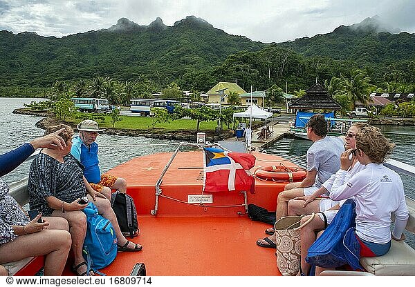 Gast der Paul Gauguin-Kreuzfahrt vor Anker auf der Insel Huahine  Gesellschaftsinseln  Französisch-Polynesien  Südpazifik. Küstenlinie und Lagune der Insel Huahine in der Nähe der Maroe-Bucht  Südpazifik  OzeanienSüdpazifik.