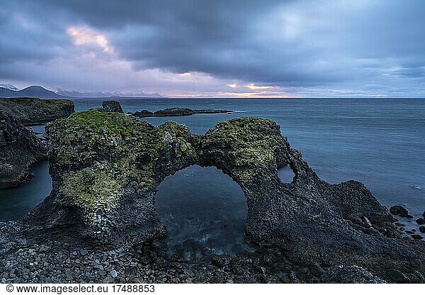 Gatklettur bei Morgenstimmung  Felsbogen im Meer  Arnarstapi  Halbinsel Snäfellsnes  Westisland  Island  Europa