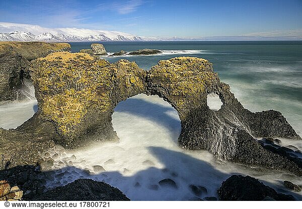 Gatklettur bei Sonnenaufgang  Felsbogen im Meer  Arnarstapi  Halbinsel Snæfellsnes  Vesturland  Island  Europa