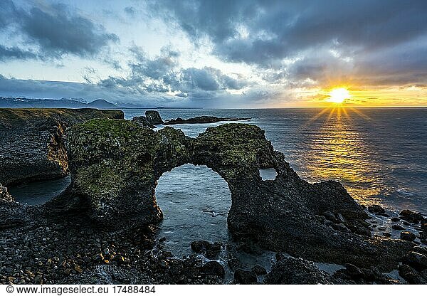 Gatklettur bei Sonnenaufgang  Felsbogen im Meer  Arnarstapi  Halbinsel Snäfellsnes  Westisland  Island  Europa