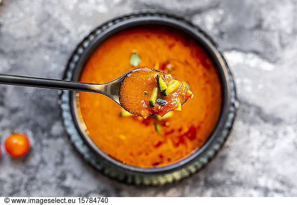 Gazpacho - kalte Tomatensuppe mit Gurkengarnitur