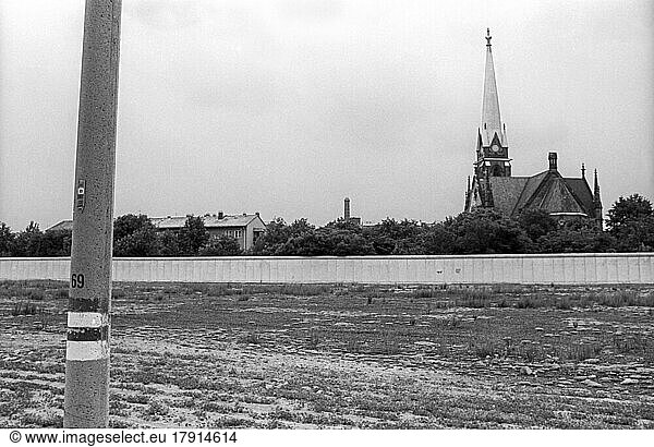 GDR  Berlin  07. 06. 1990  border fortifications  Wall  Gartenstraße  view of St. Sebastian's Church between the walls  © Rolf Zoellner
